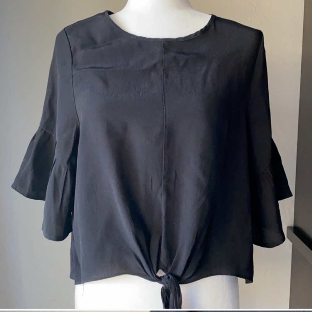 NWT BLACK RUFFLE SLEEVE BLOUSE SIZE LARGE NEW